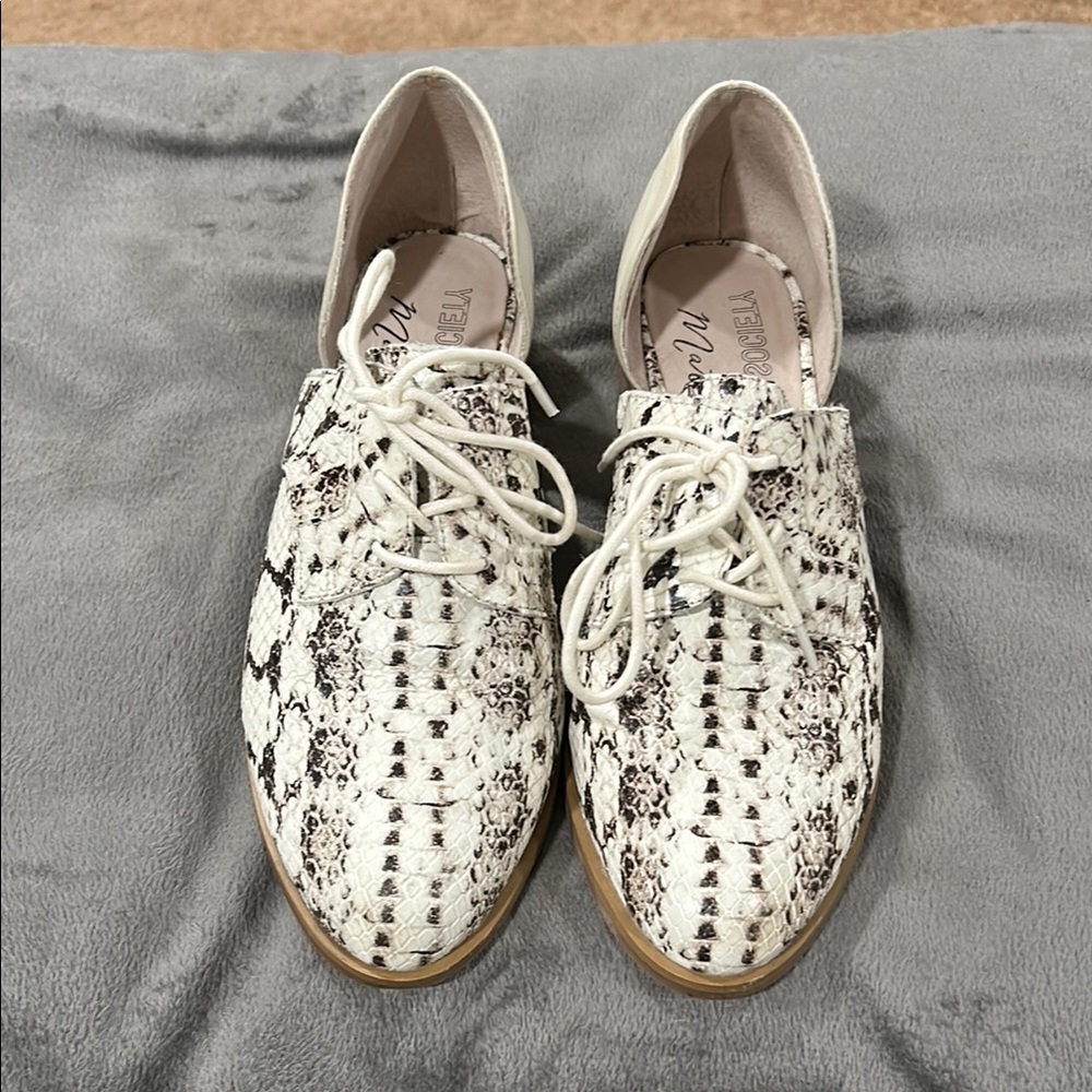 Amuse Society Black and White Flats with Intricate Cut-Out Design